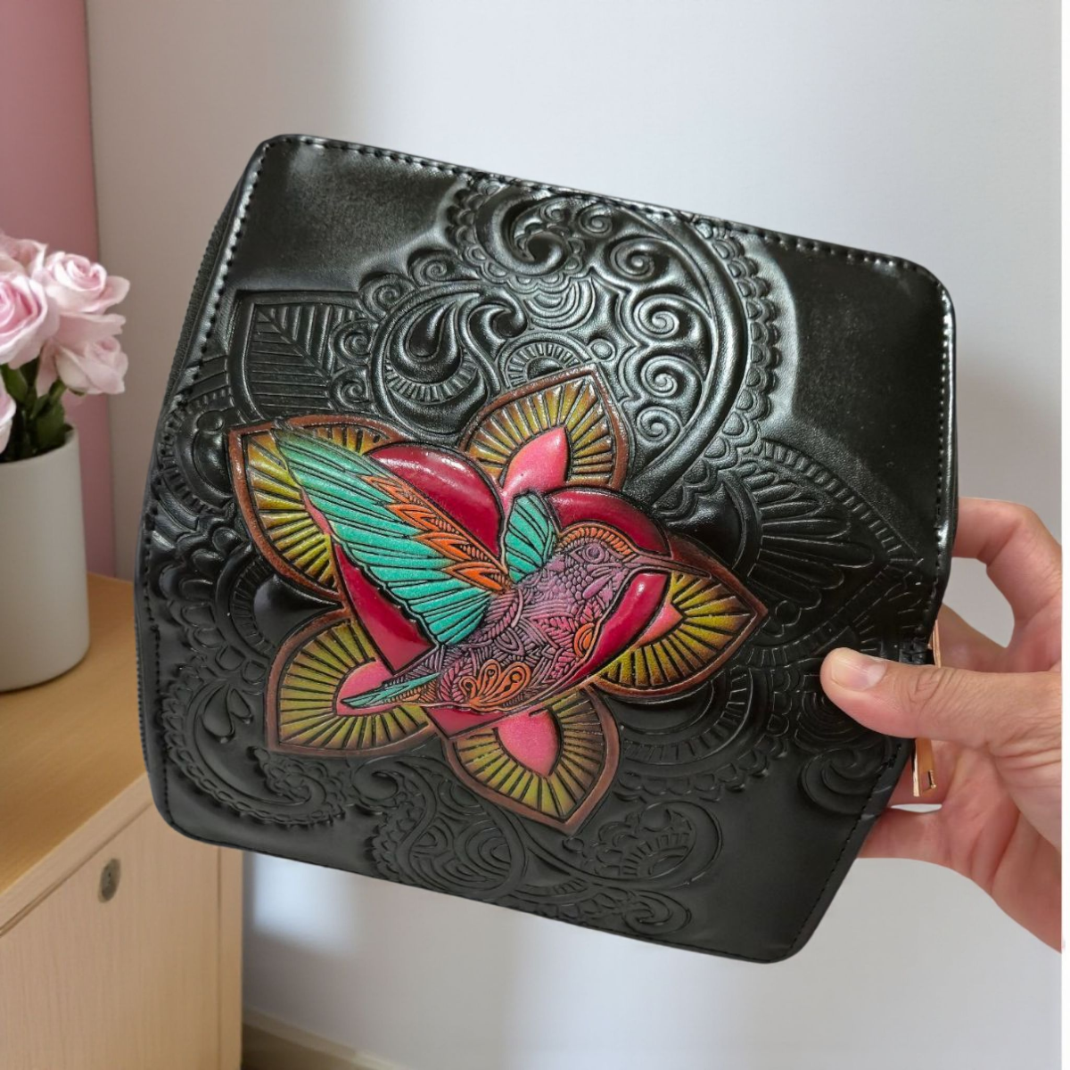 Billetera artesanal de piel con colibrí multicolor grabado y pintado a mano