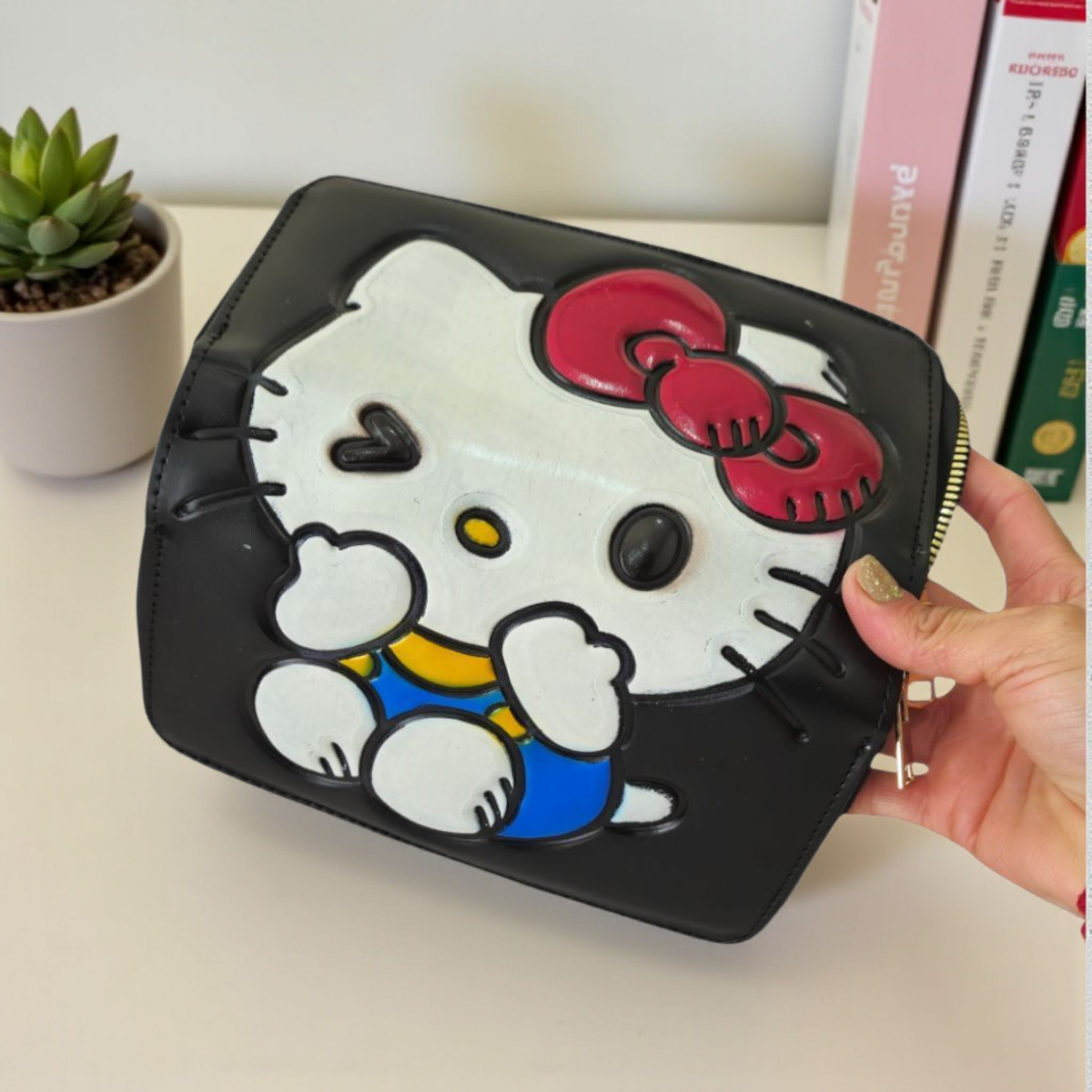 Billetera Negra con Diseño de Gato y Lazo Rojo – Divertida y Original