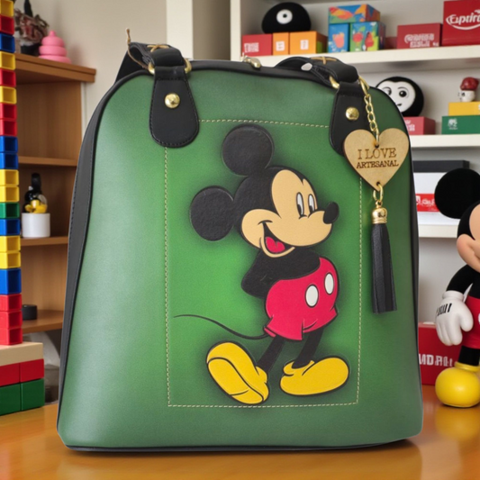 Bolsa convertible en mochila artesanal verde con diseño clásico