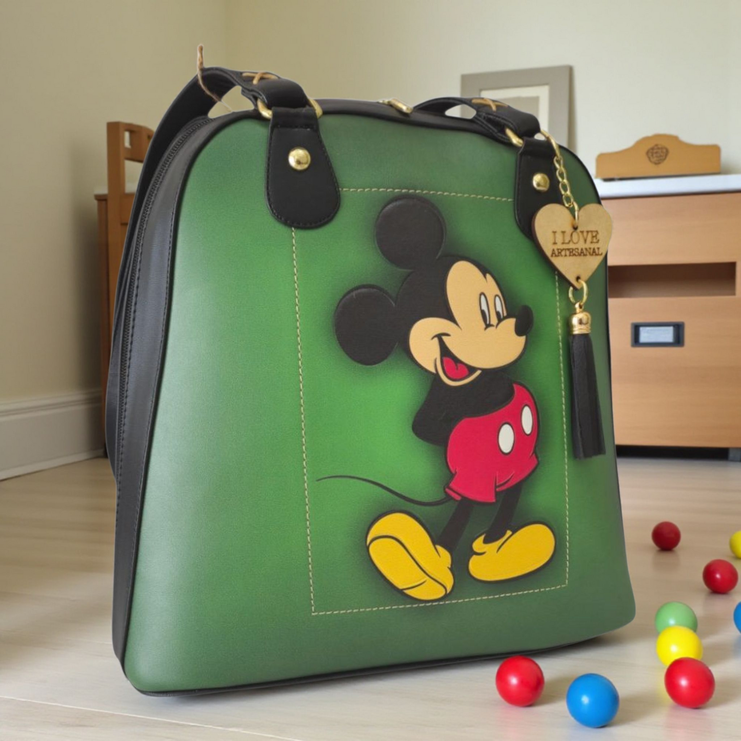 Bolsa convertible en mochila artesanal verde con diseño clásico