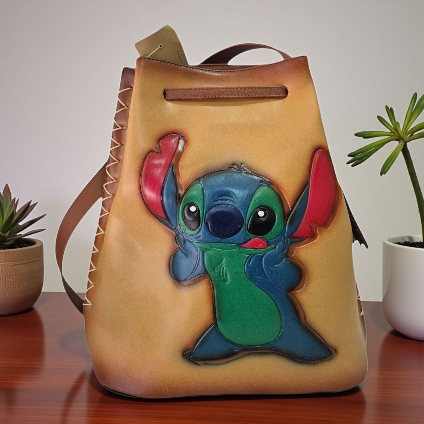 Bolsa tipo bucket artesanal con diseño animado pintado a mano