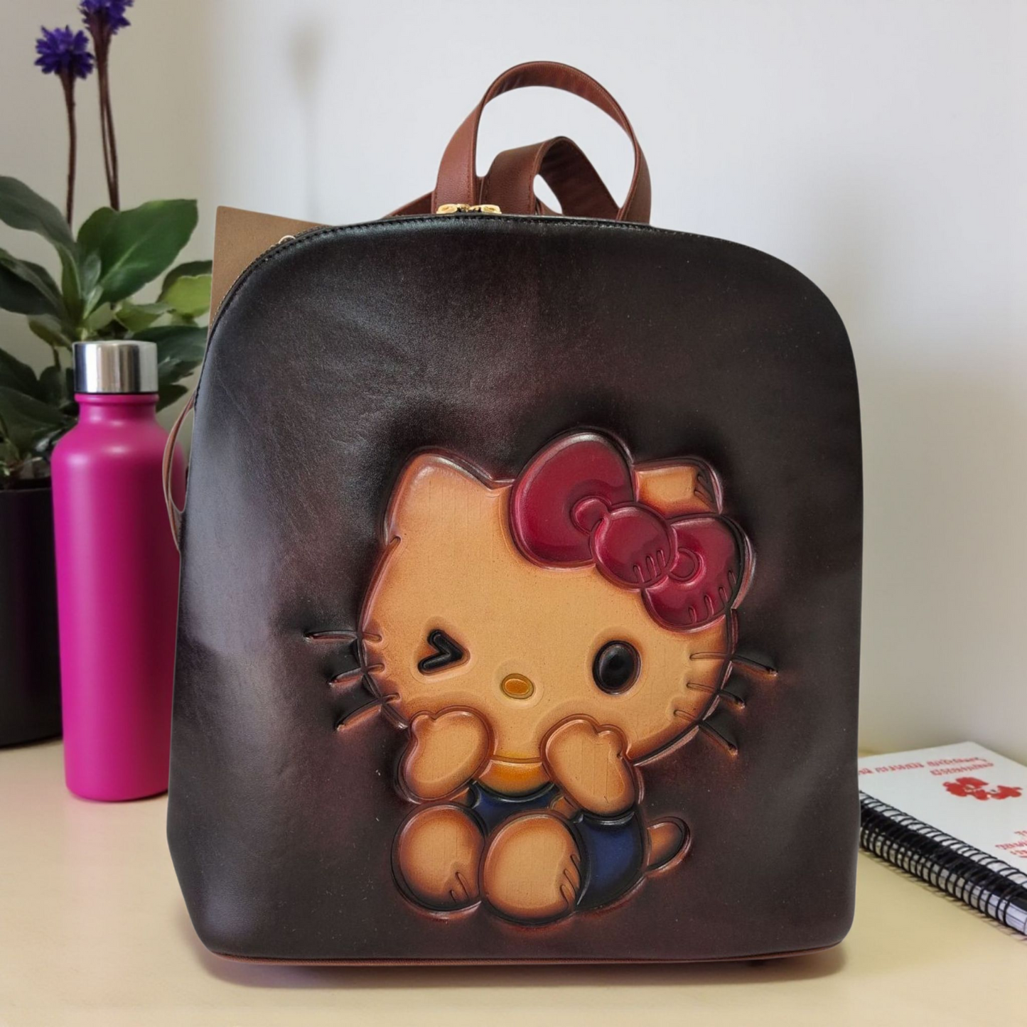 Mochila artesanal color chocolate grabada con diseño tierno