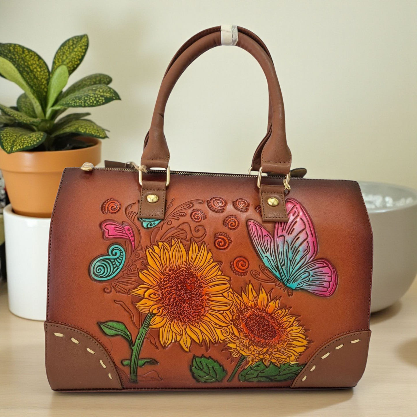 Bolsa de mano café con girasoles y mariposa grabados a color – elegante y artesanal