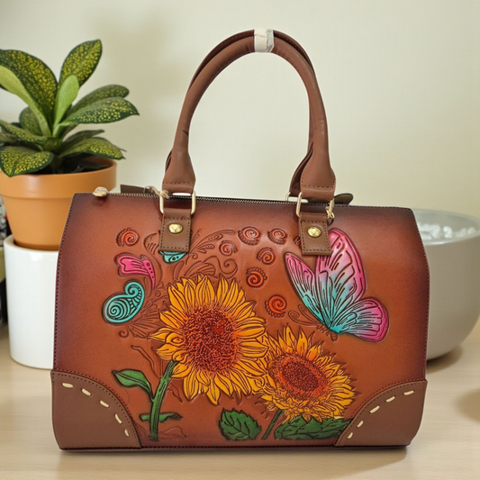Bolsa de mano café con girasoles y mariposa grabados a color – elegante y artesanal