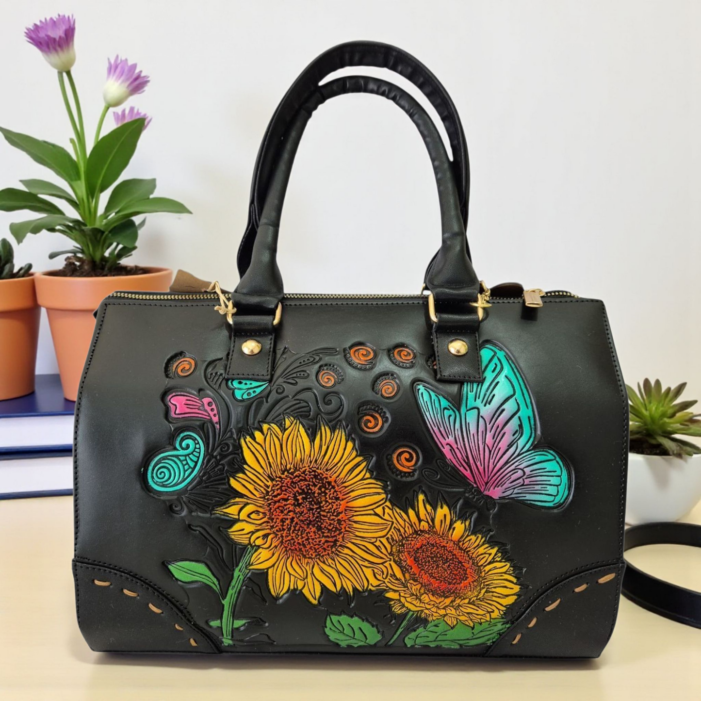 Bolsa de mano negra con girasoles y mariposa grabados a color – elegante y artesanal