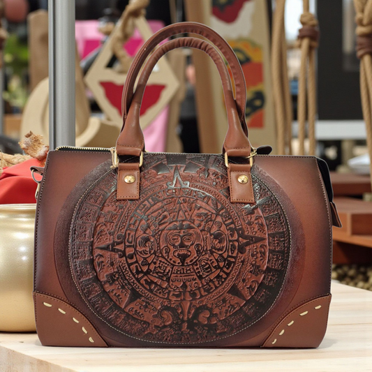Bolsa de mano café con grabado del calendario azteca – diseño artesanal