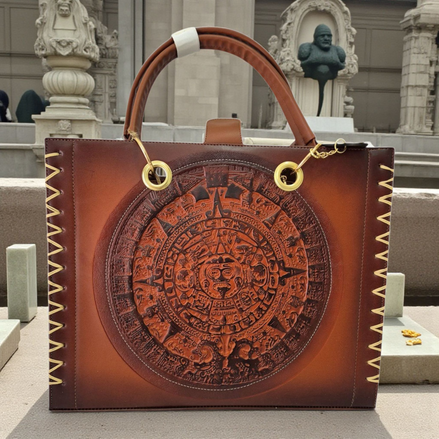 Bolsa artesanal grabada con calendario azteca