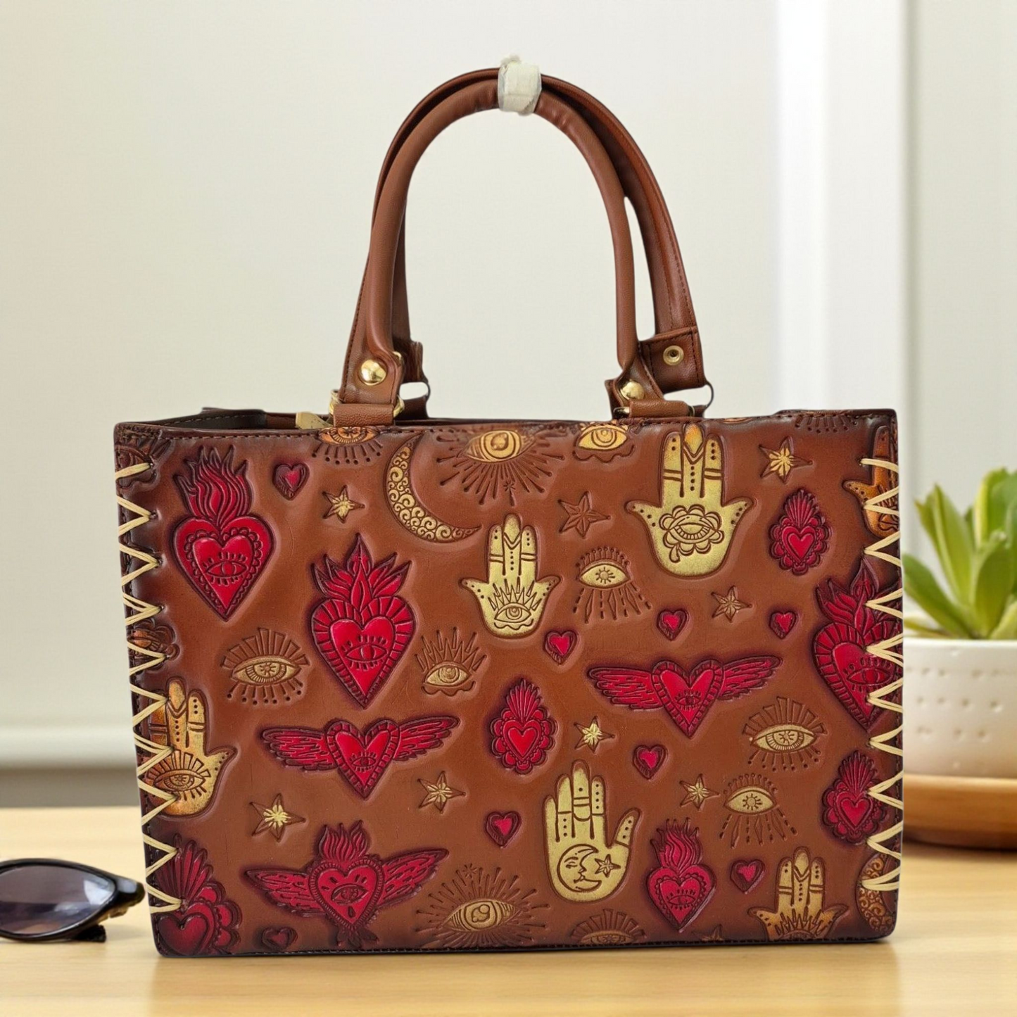 Bolsa artesanal con Mano de Fátima y símbolos místicos grabados