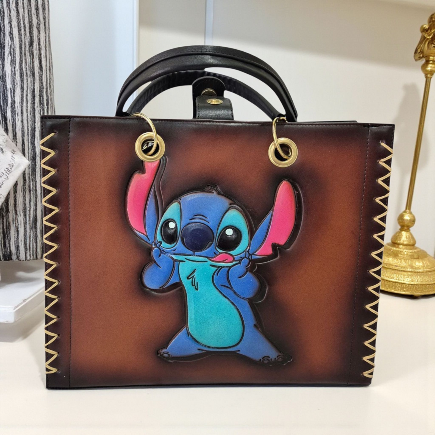 Bolsa artesanal café con diseño colorido de personaje grabado a mano