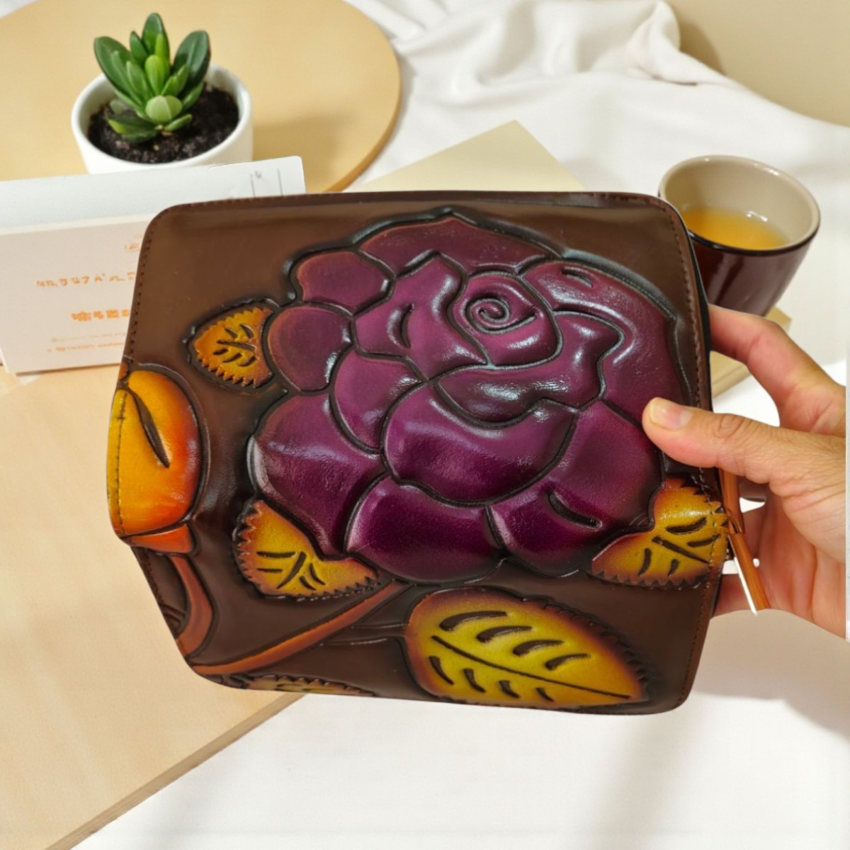 Billetera artesanal con diseño de rosa morada – elegancia y tradición en cada detalle