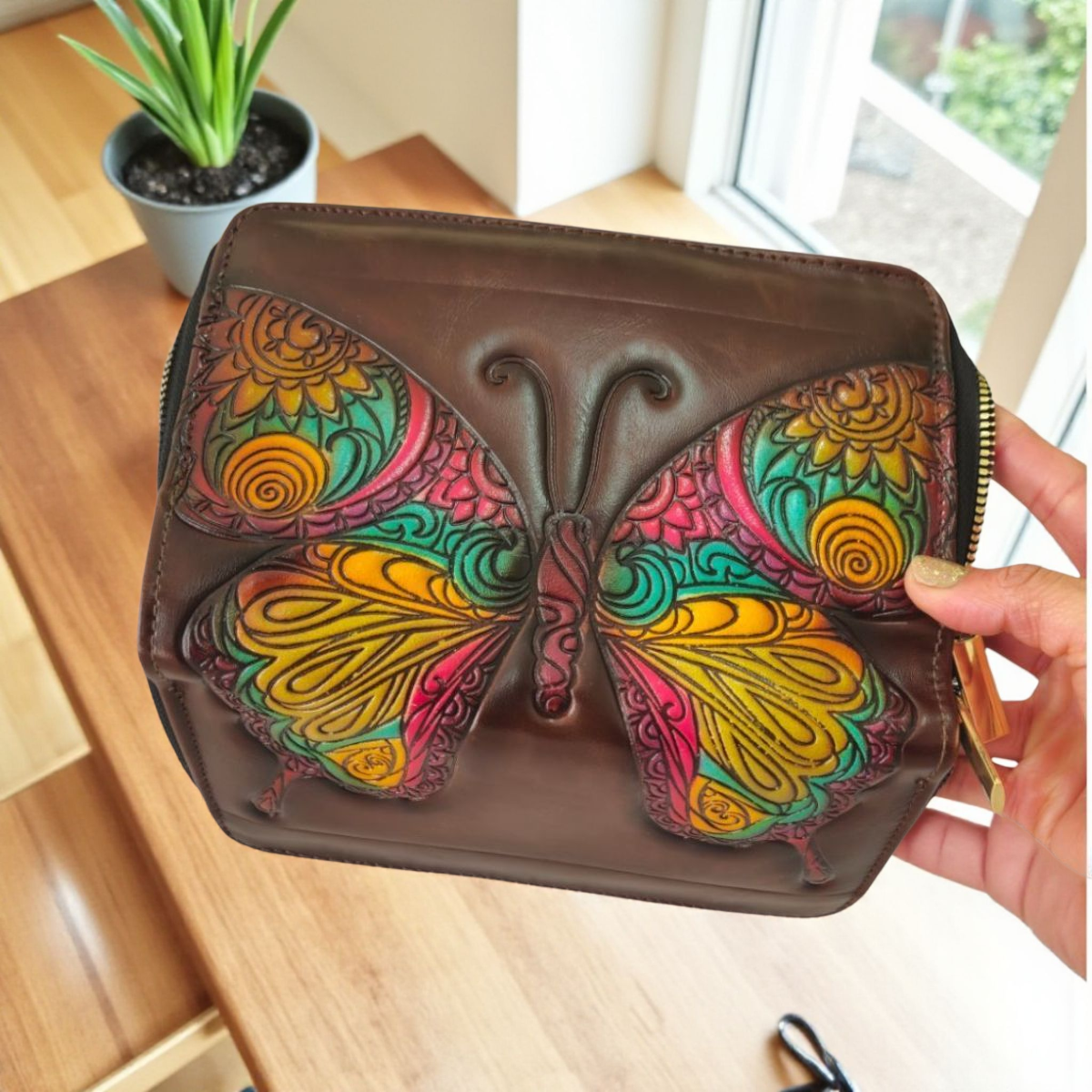 Billetera artesanal café con diseño de mariposa multicolor – alegría y arte en cada detalle