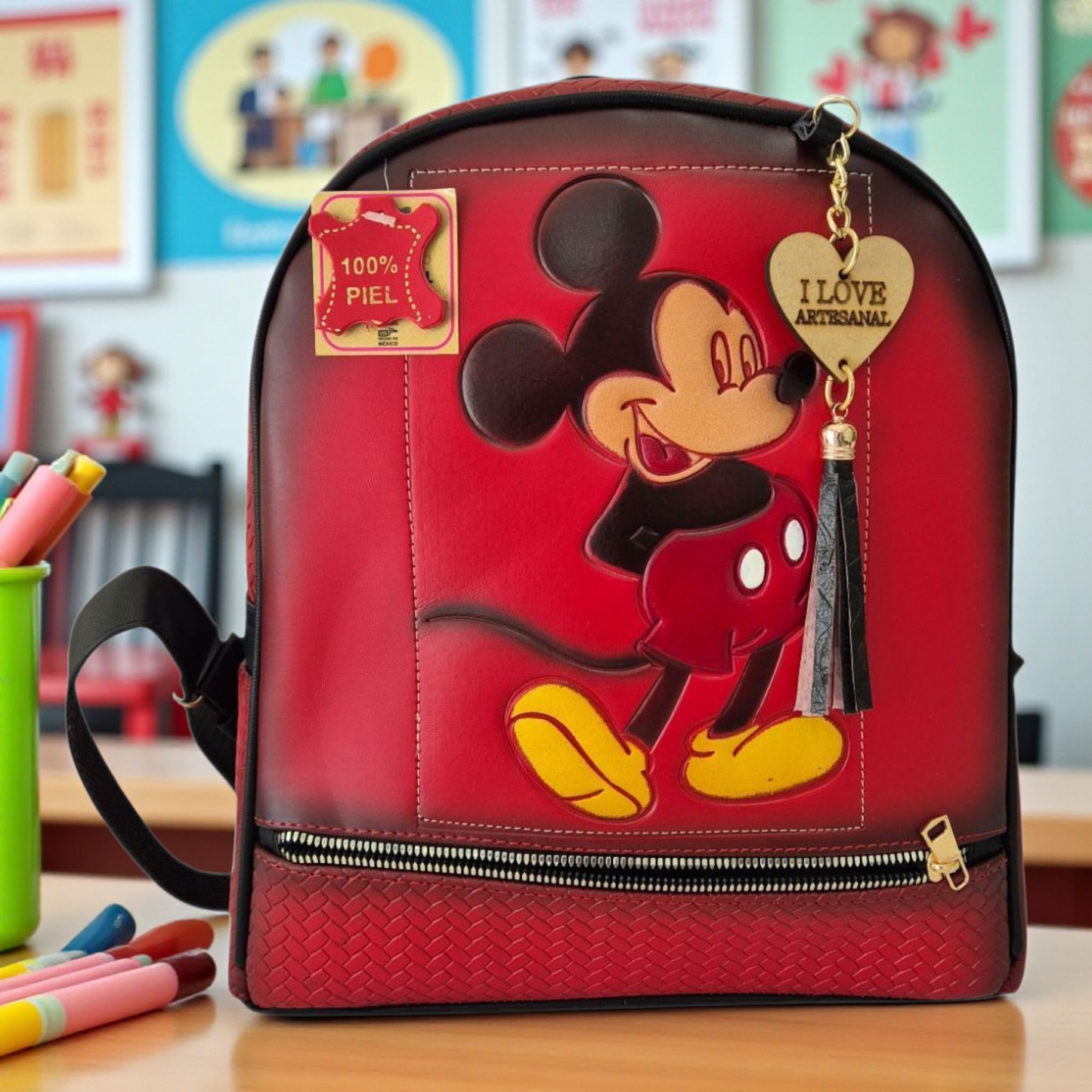 Mochila casual artesanal con diseño animado