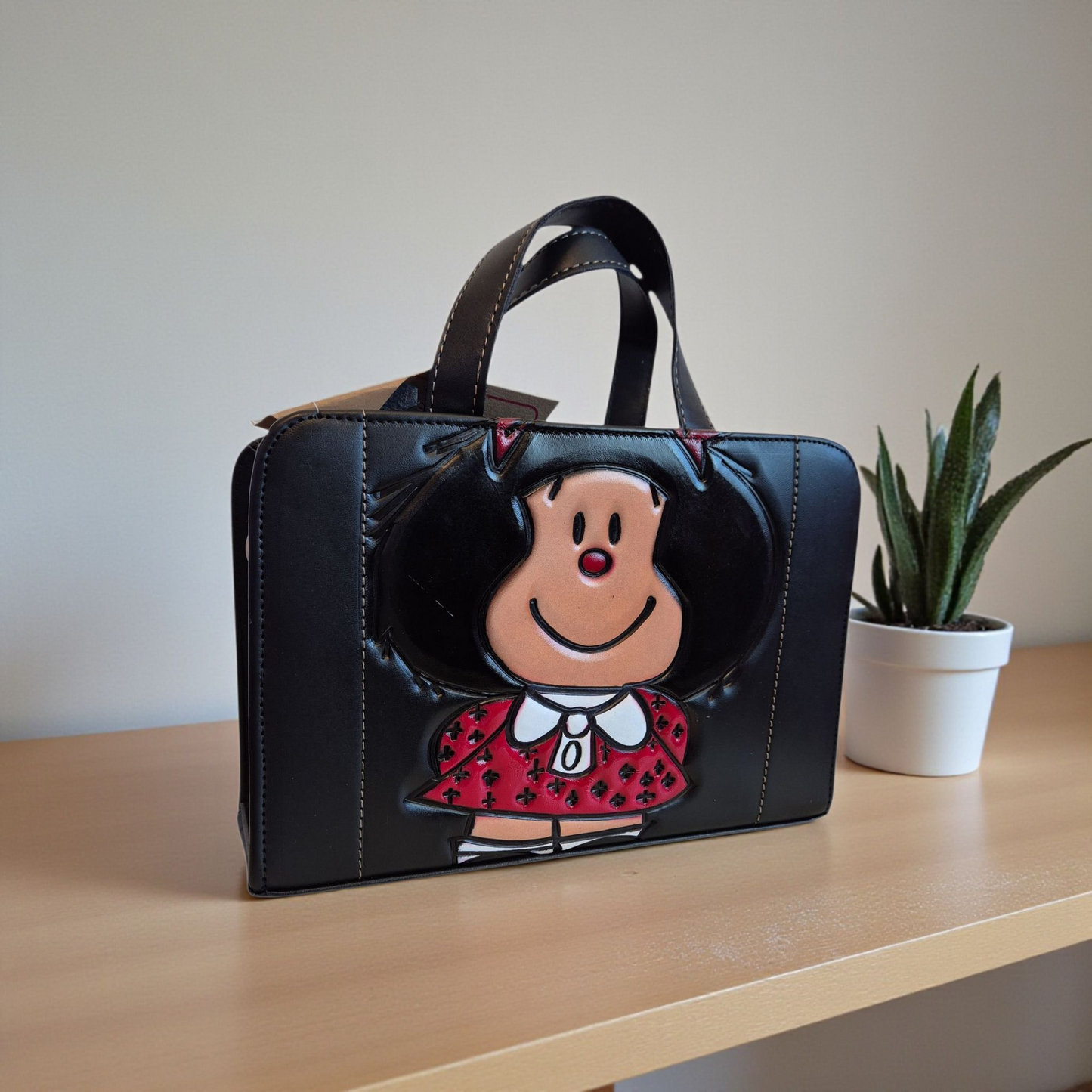 Bolsa crossbody artesanal grabada con iconico personaje alegre