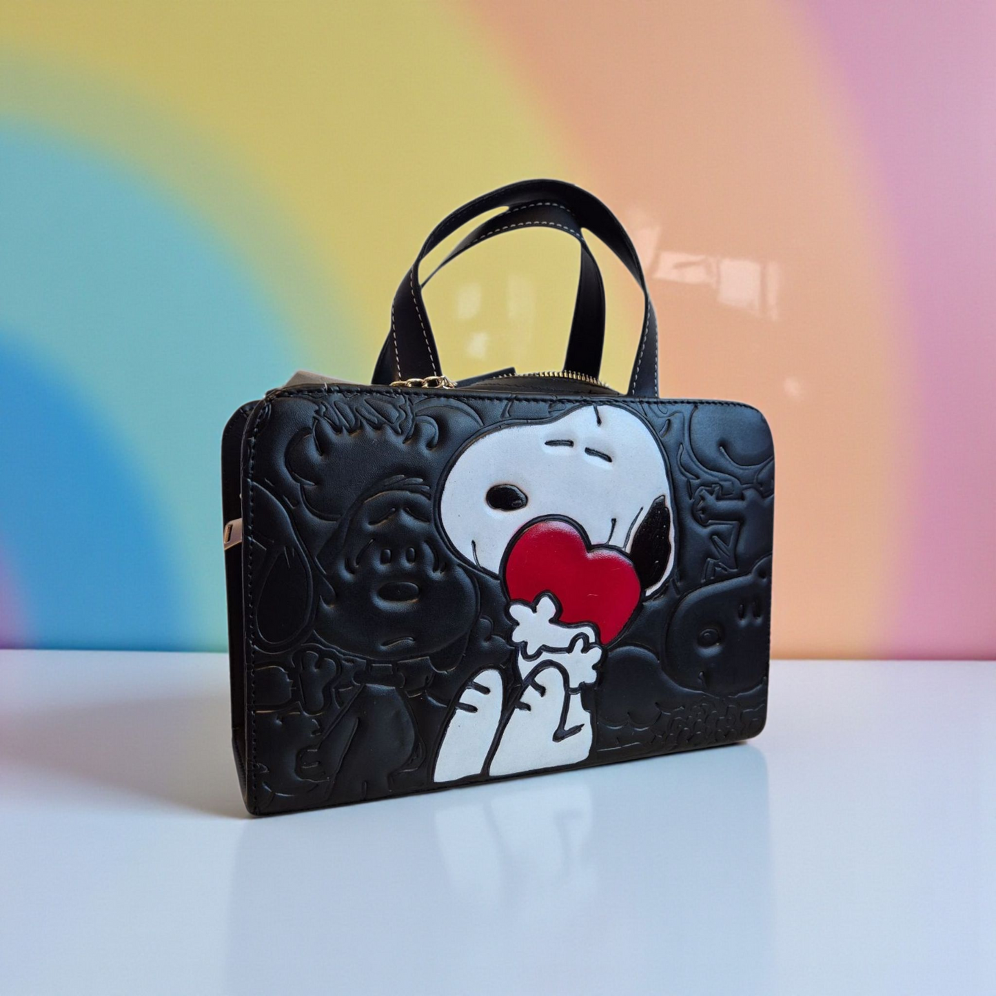 Bolsa crossbody negra con diseño grabado con personaje y corazón rojo