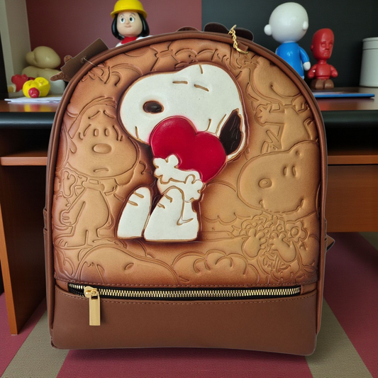 Mochila artesanal pintada a mano en tonos tierra con diseño en relieve