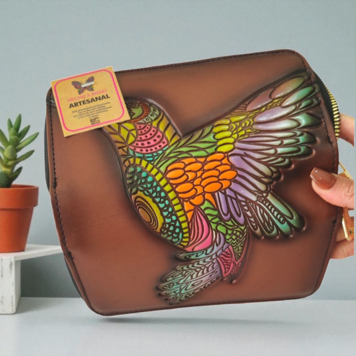 Billetera Café Artesanal de Piel con Diseño de Colibrí