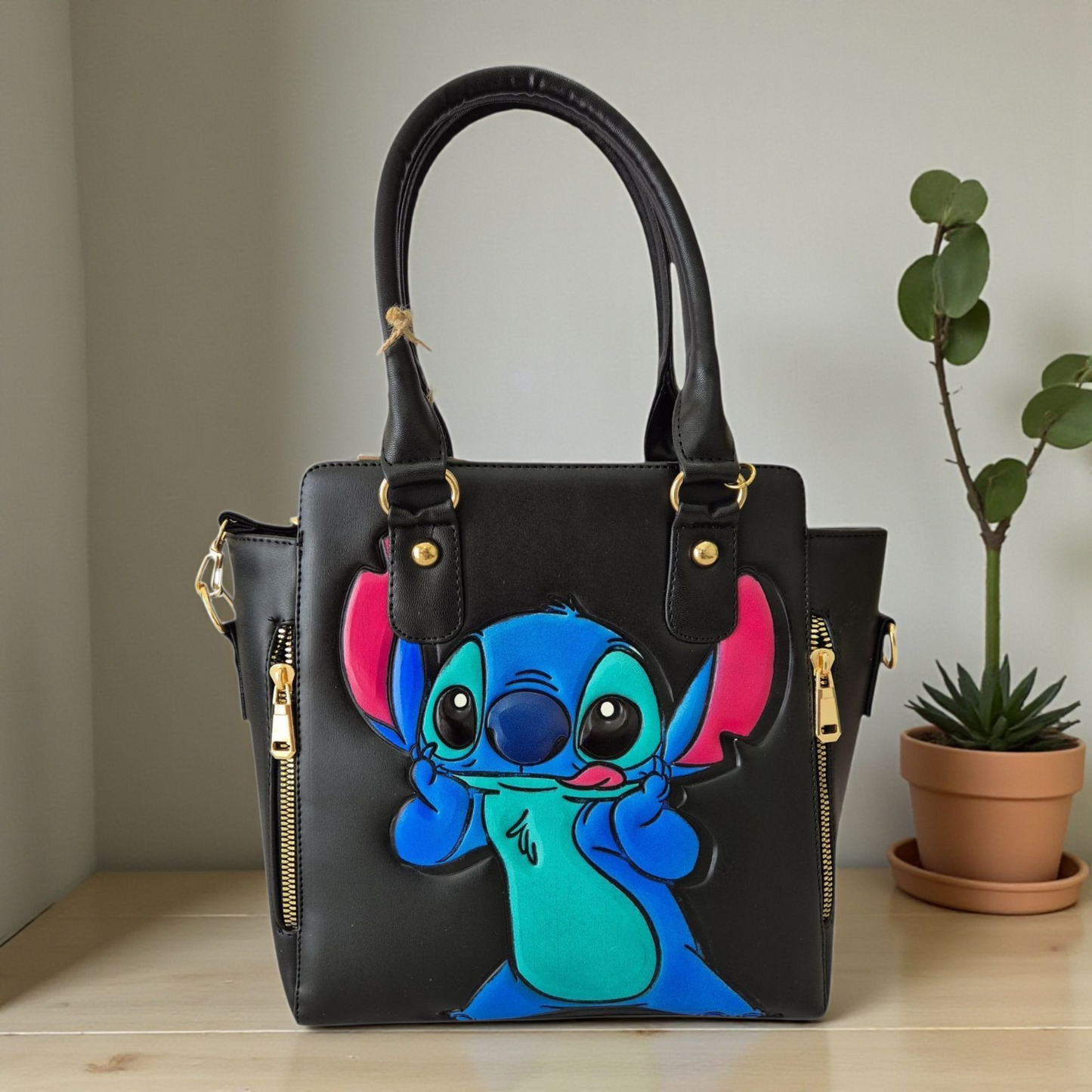 Bolsa negra artesanal con diseño animado colorido