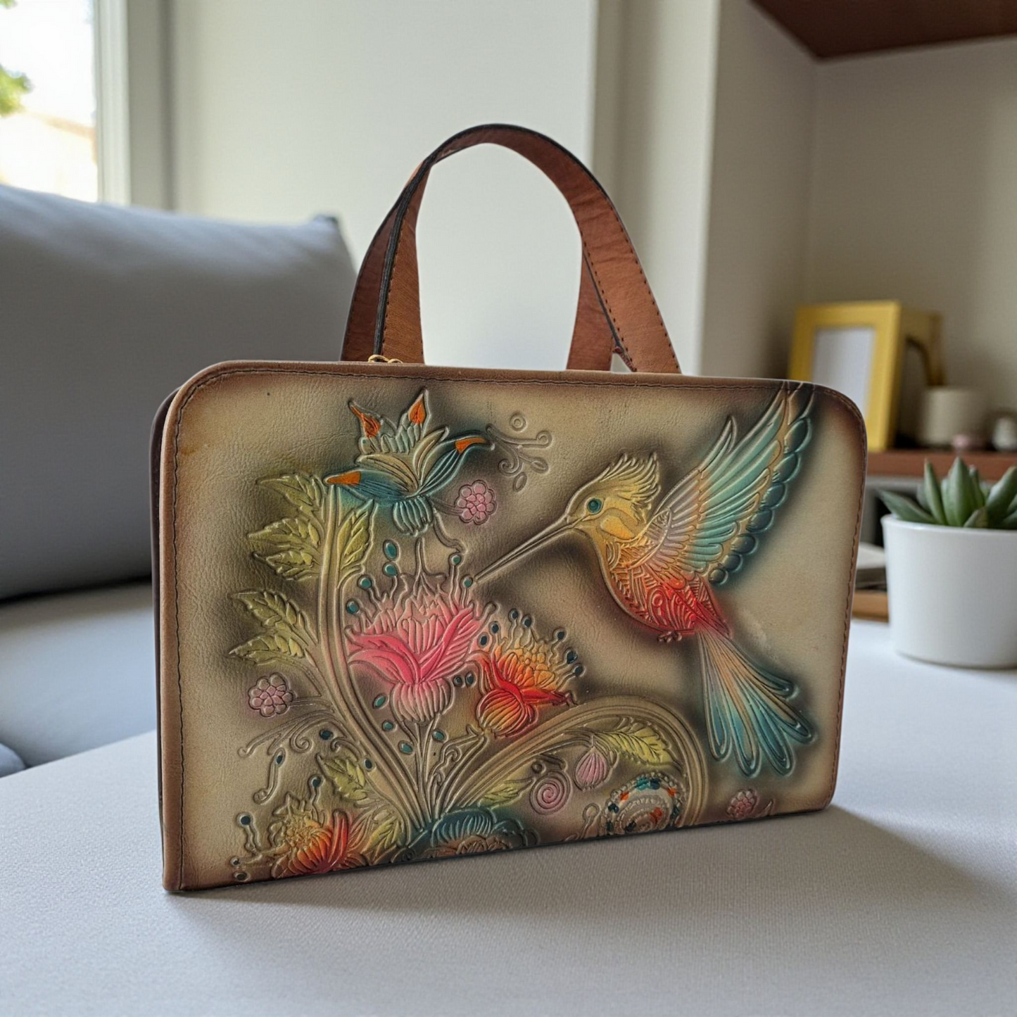 Bolsa artesanal grabada con colibrí multicolor diseño hecho a mano
