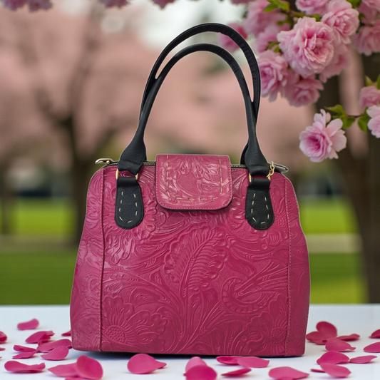 Bolsa artesanal de piel corte vacuno con grabado floral estilo cincelado color rosa mexicano