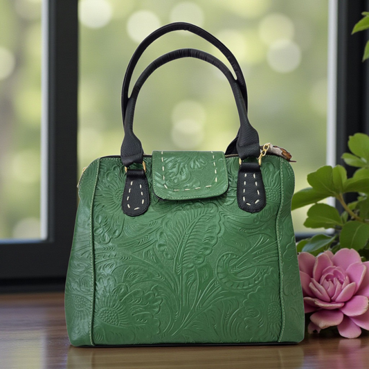 Bolsa artesanal de piel corte vacuno con grabado floral estilo cincelado color verde