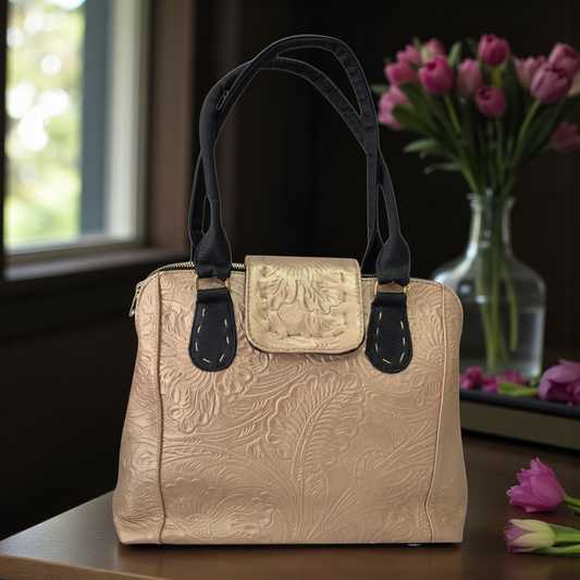 Bolsa artesanal de piel corte vacuno con grabado floral estilo cincelado color beige