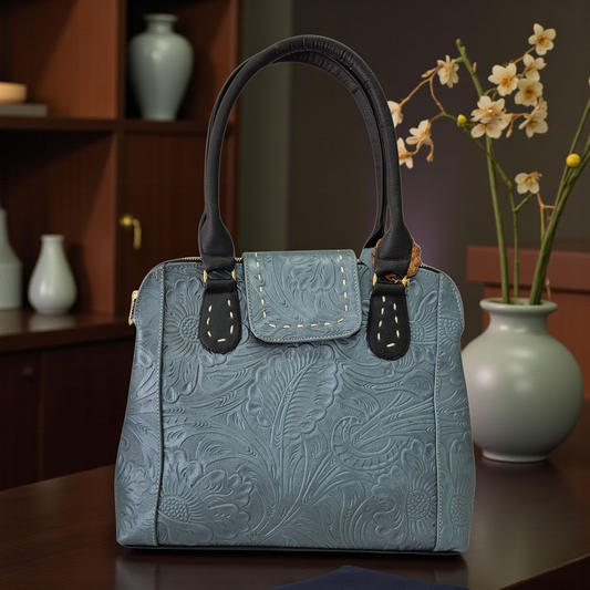 Bolsa artesanal de piel corte vacuno con grabado floral estilo cincelado color azul