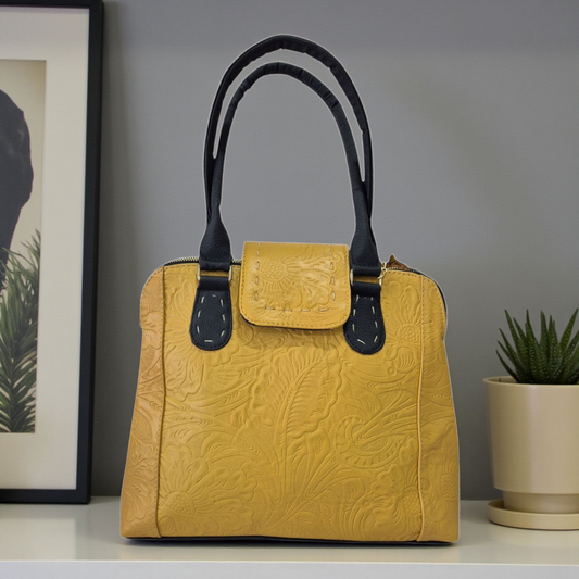 Bolsa artesanal de piel corte vacuno con grabado floral estilo cincelado color amarillo