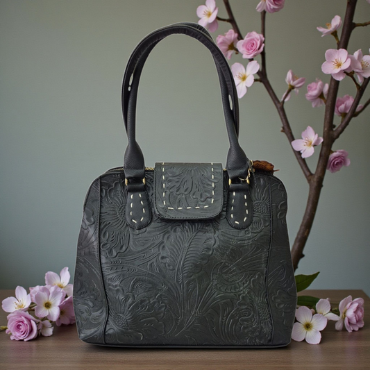 Bolsa artesanal de piel corte vacuno con grabado floral estilo cincelado color negro