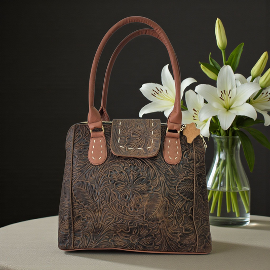 Bolsa artesanal de piel corte vacuno con grabado floral estilo cincelado color café