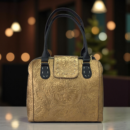 Bolso artesanal de piel corte vacuno con grabado floral estilo cincelado color dorado