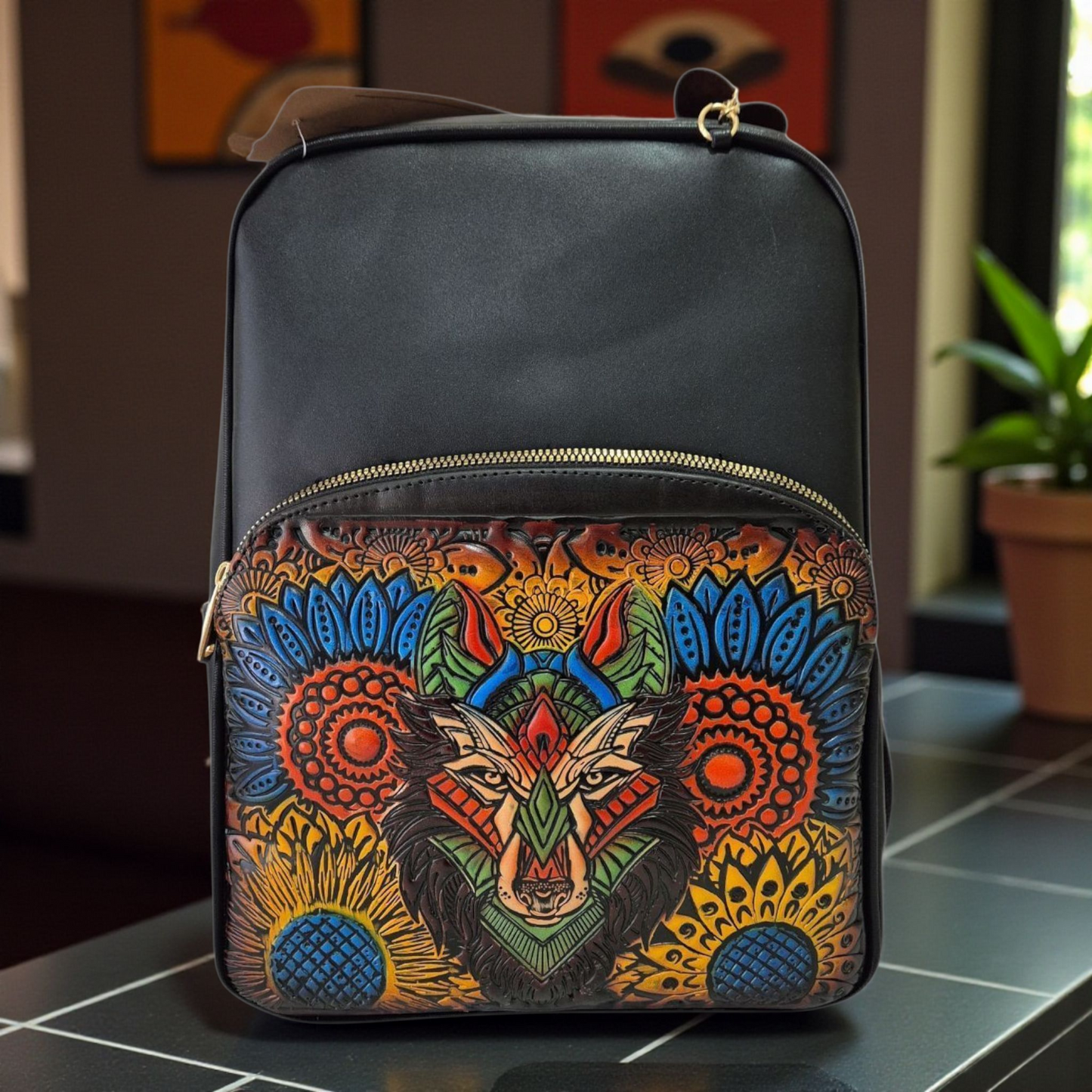 Mochila artesanal con diseño de lobo — grabado colorido, hecha a mano y con estilo único