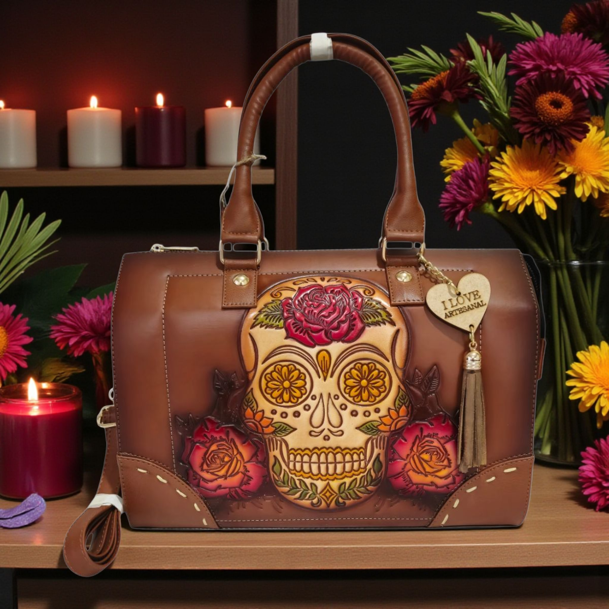 Bolsa artesanal color café con diseño de calavera y flores grabadas a mano estilo mexicano