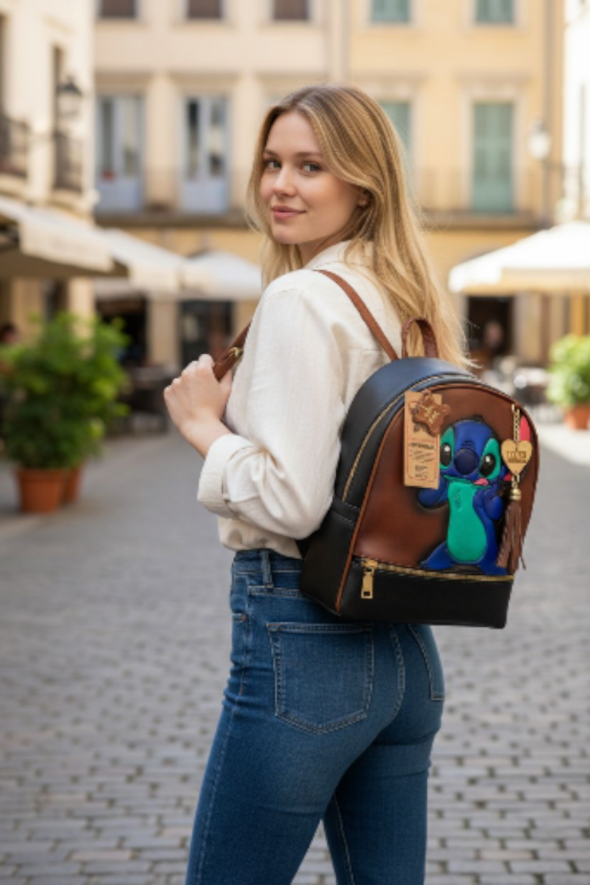Mochila Artesanal de Piel para Mujer con Diseño de Personaje Animado – Hecha a Mano en México