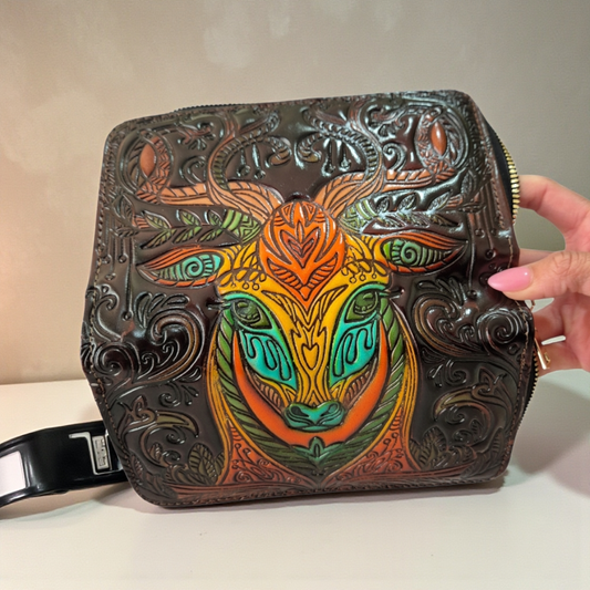 Cartera Artesanal de Piel con Venado Grabado a Mano – Diseño Único