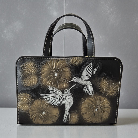 Bolsa Crossbody Artesanal en Cuero Vegano con Diseño de Colibrí – Ideal para lo Esencial