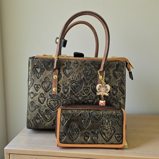 Set de Bolsa y Billetera en Cuero Vegano Artesanal con Grabado de Corazones