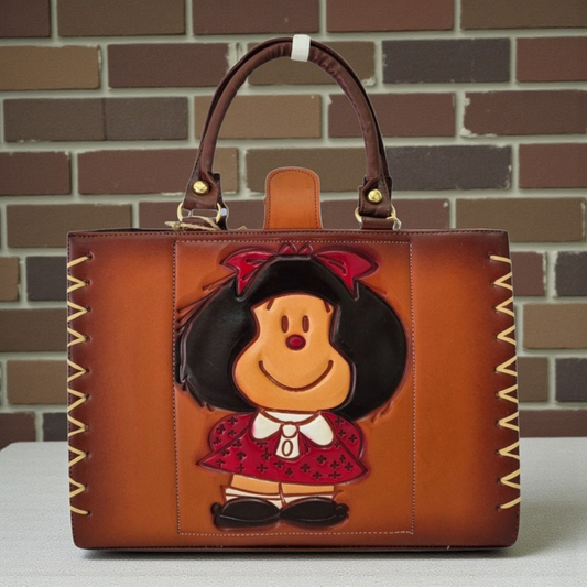 Bolsa de mano café con diseño en relieve en Mafalda incluye cosmetiquera