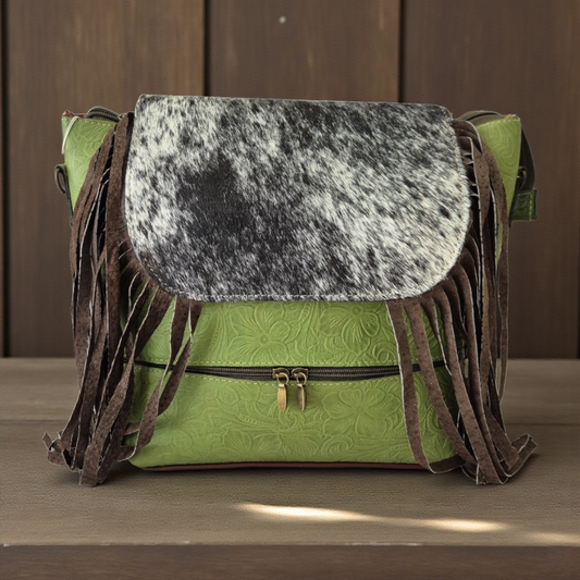 Bolsa Convertible a Mochila en Corte Vacuno con Pelo Natural y Flecos en Gamuza de Res