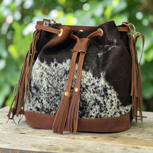 Bolsa Bucket de Piel y Pelo Natural con Flecos – Diseño Western Artesanal Único