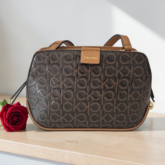 Bolsa Crossbody Calvin Klein Café con Monograma CK