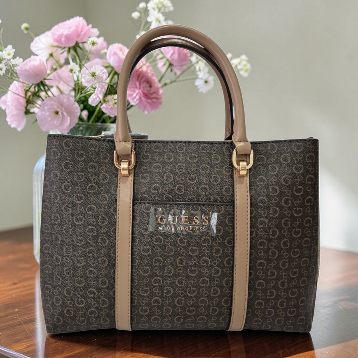 Bolso Guess café con monograma y asa de mano