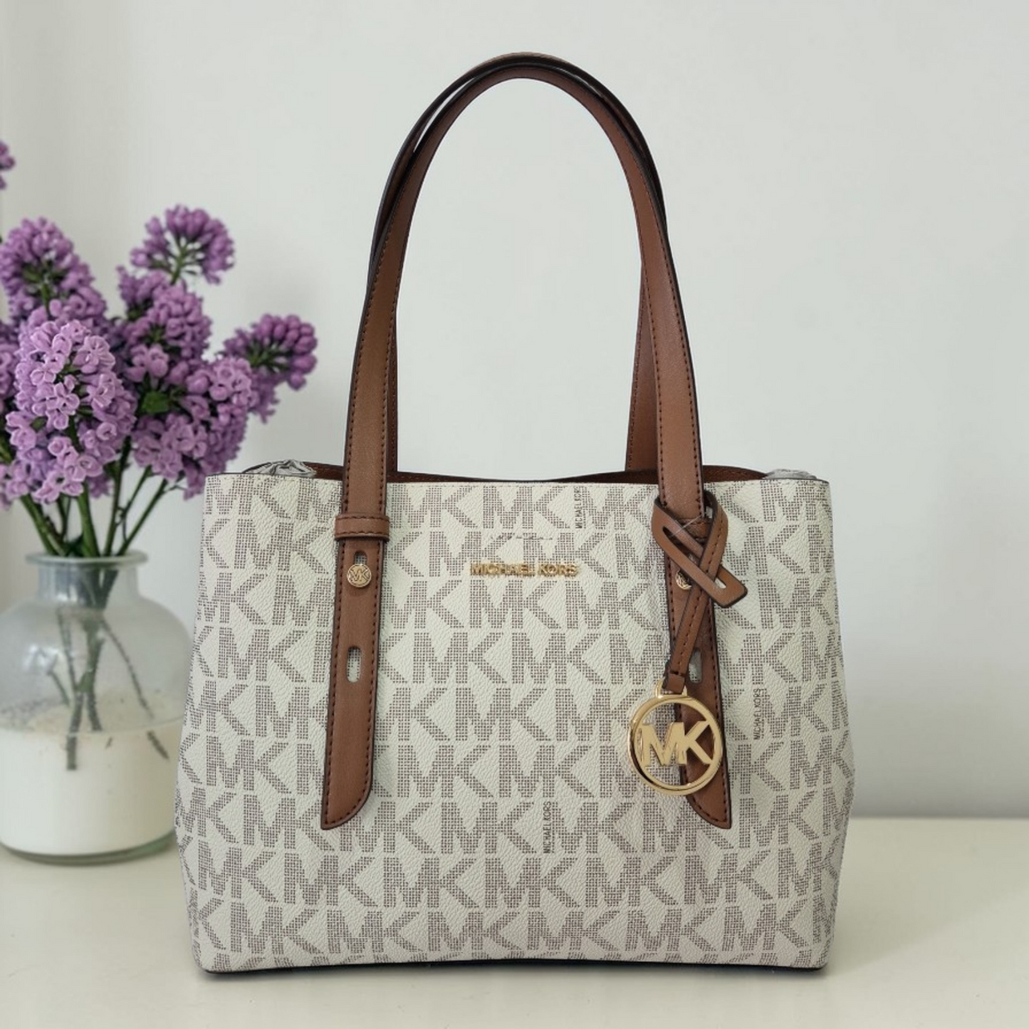 Bolsa Michael Kors tote MK Signature beige con detalles café mediana