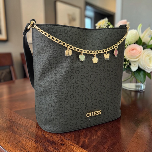 Bolsa Guess negra con cadena decorativa y logo dorado original