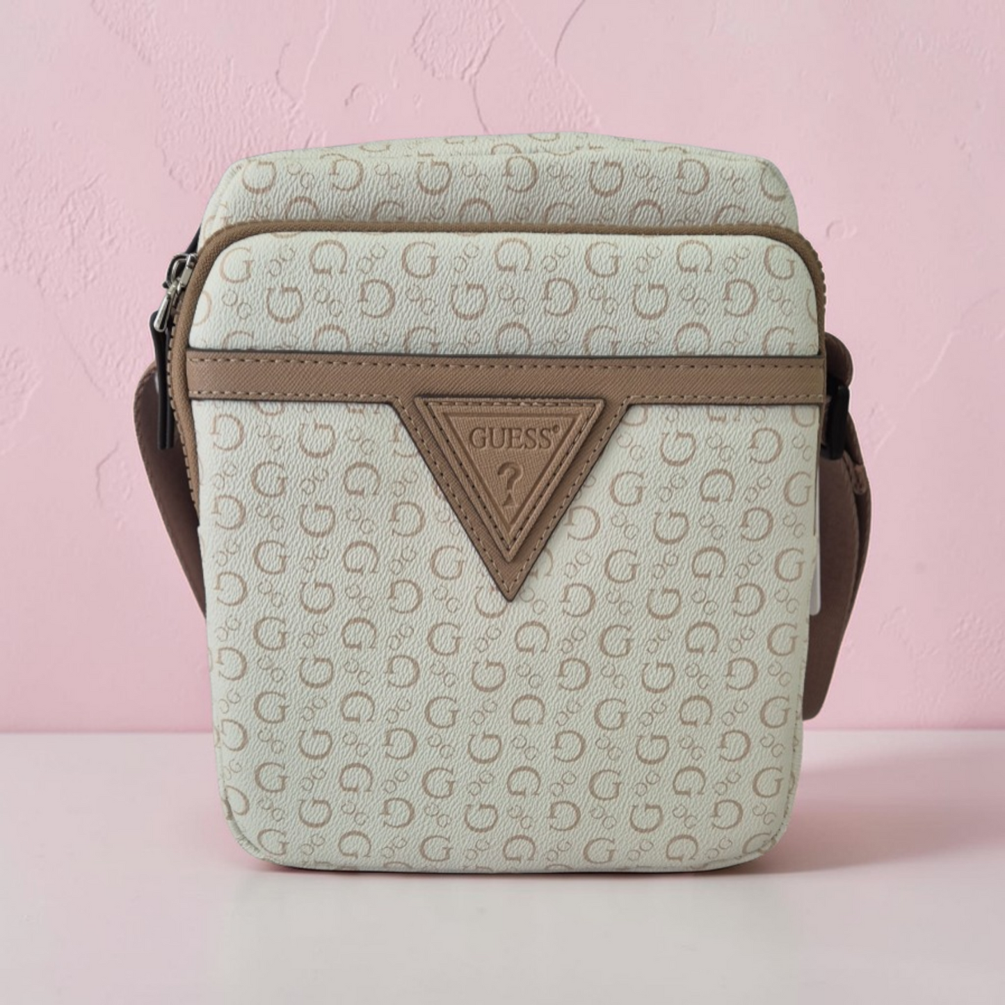 Bolsa Guess beige crossbody con logo triangular y correa ajustable original