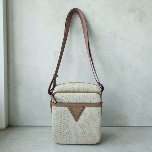 Bolsa Guess beige crossbody con logo triangular y correa ajustable original