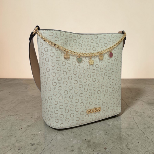 Bolsa Guess beige con cadena dorada y dijes original