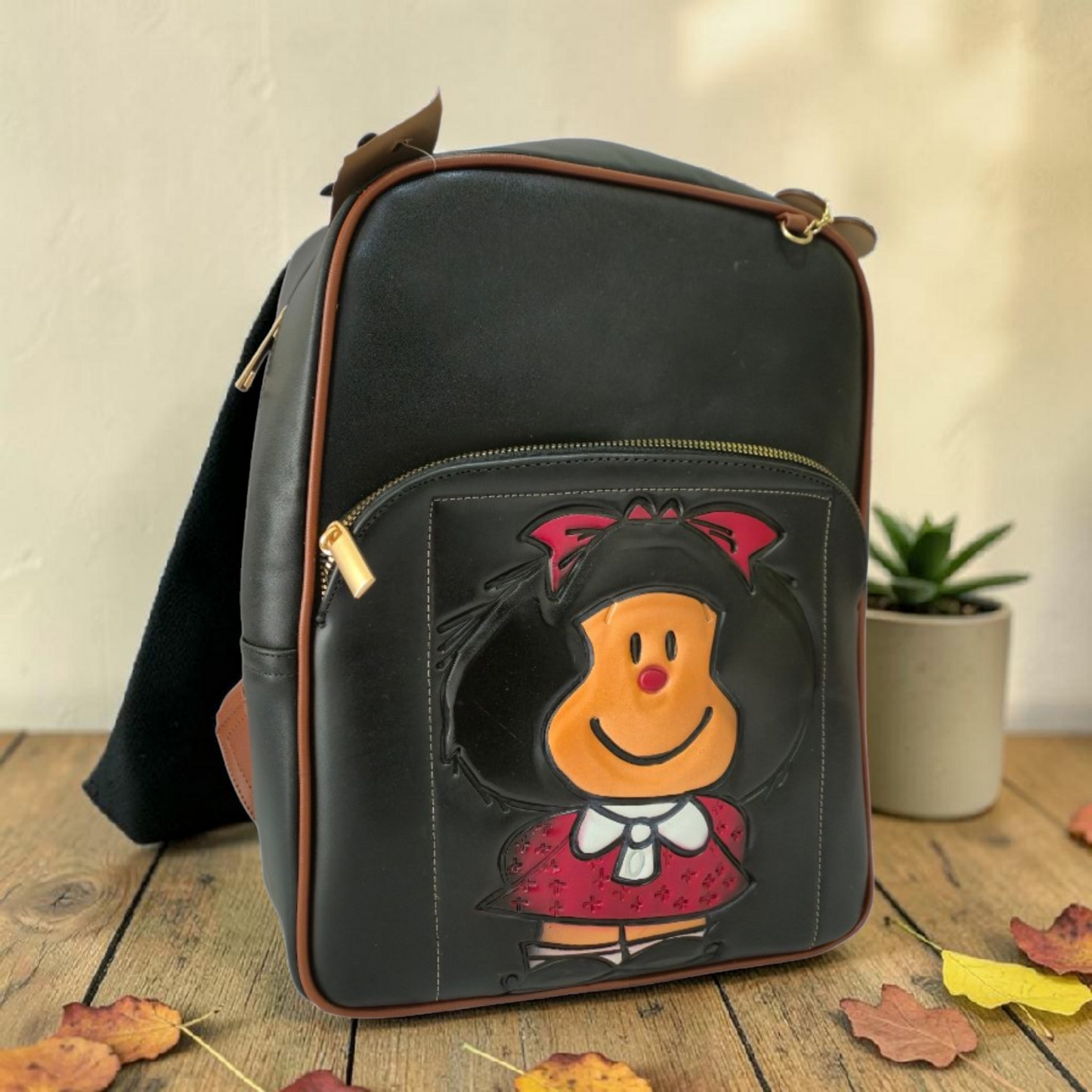 Mochila Mafalda Negra con Diseño Grabado y Bolsillo Frontal