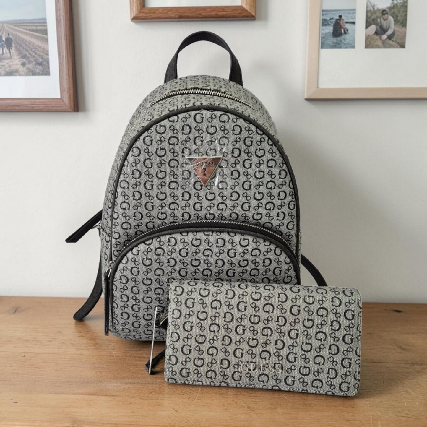 Mochila Guess gris con monograma y cartera a juego original