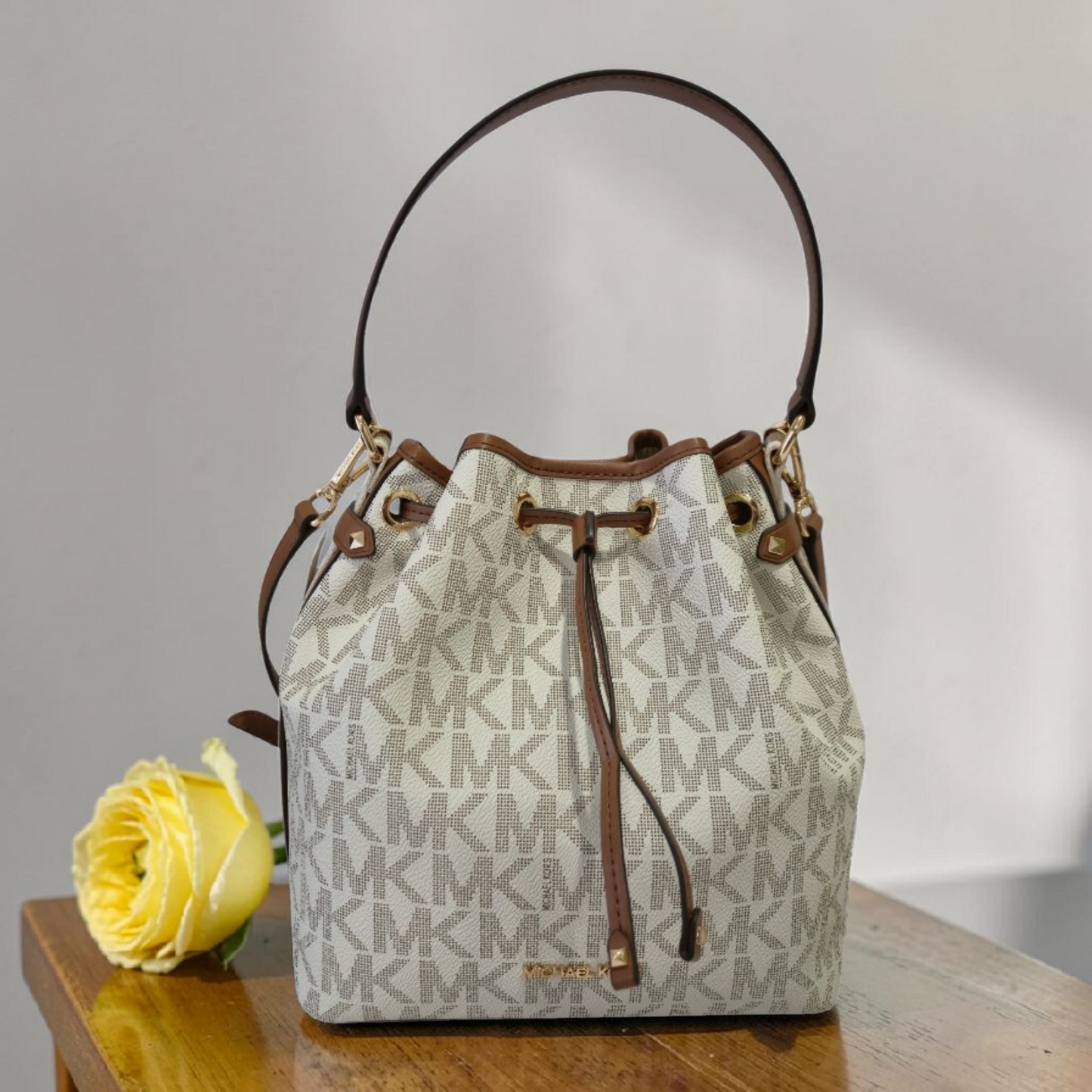 Bolsa Michael Kors Maeve bucket MK Signature vanilla café original