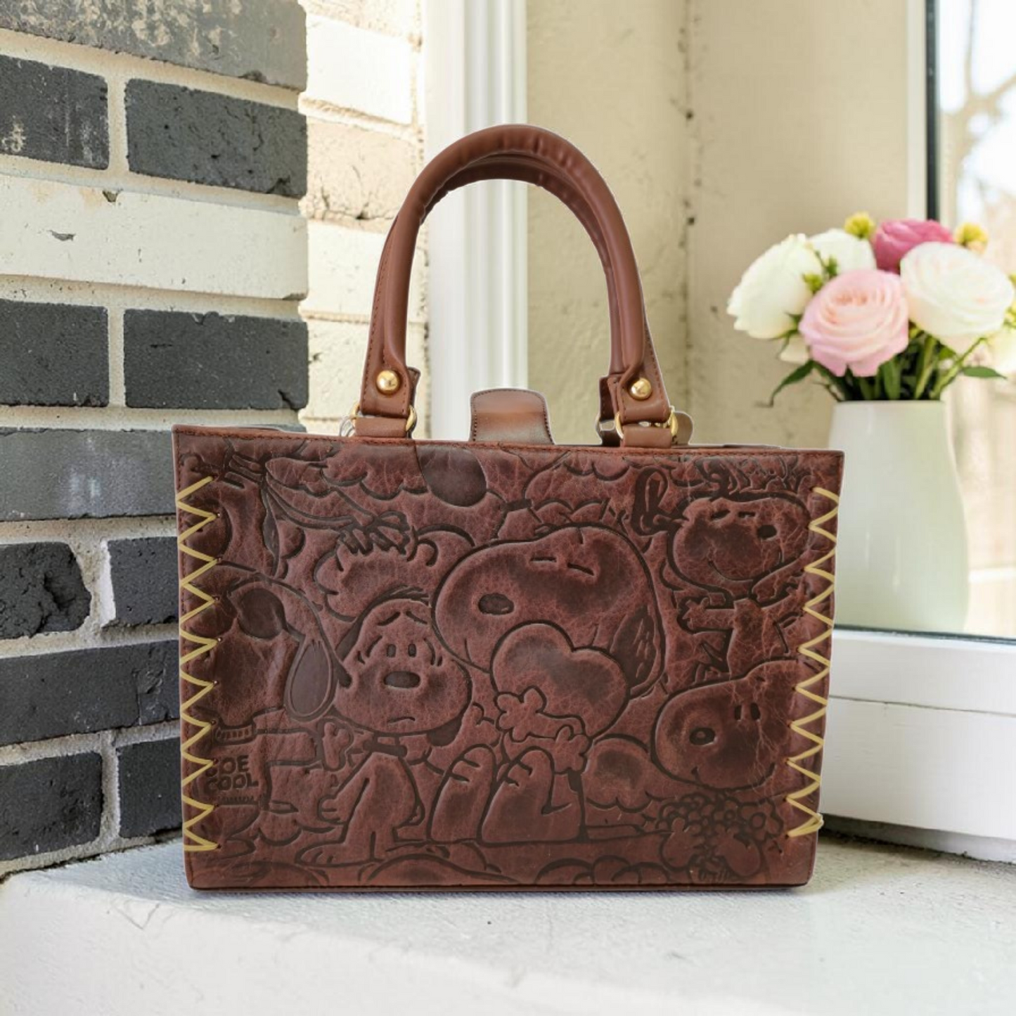 Bolsa artesanal café con Snoopy grabado en relieve y cosmetiquera